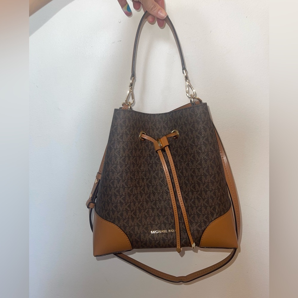 Michael Kors Signature Bucket Bag - Picture 1 of 7